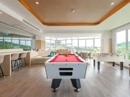 C261 Work Play & Stay City 1BR Condo Poo l& Gym