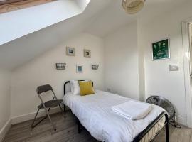 Egham Modern Two Bedroom Apartment, hotel em Egham