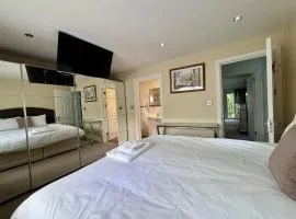 Spacious 5-Bedroom House in Ascot