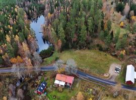 Historic Log House By Forest And Lake In Småland, готель у місті Ramkvilla