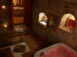 Krasberry Ježev brlog, hotell i Komen