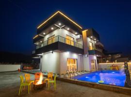 Luxury 4BHK Matoshree Private Pool Villa Lonavala, hotelli kohteessa Malavli