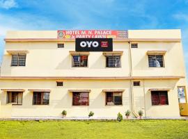 Hotel O M N Palace, hôtel à Garhā