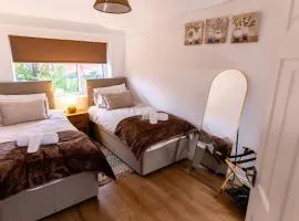 Cosy Manchester 3-Bed House with Parking sleeps 5