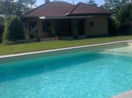 Charlie porta, hotel i Abádszalók