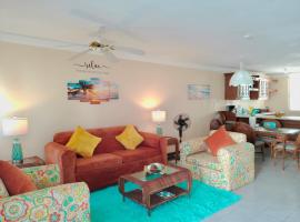2 Bedroom Beachfront Condo with King Bed and Pool, Hotel in Runaway Bay