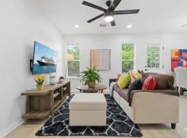 2025 Two-Story 4BR Home King Beds, Ensuite Baths & Big Yard Walk to UT