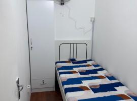 Al karama Partitions and Rooms, hostel en Ajman
