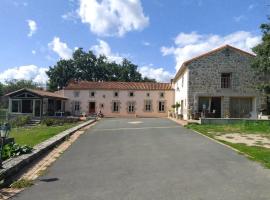 Gîte à la ferme - 10 personnes, hotel in Saint-Aubin-le-Cloud
