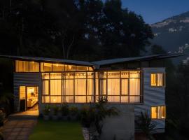 StayVista at Gassa Home with Mountain View, BBQ, Lawn at Gangtok, вила в Гангток