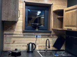 Kolyba Club, hotel con pileta en Stanishovka