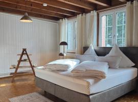 Schweizerhaus Glarus - Historisch & Stilvoll mit Garten, hotel din Ennenda