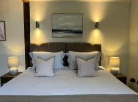 The Acorn Goodwood luxury lodge house 10 minute walk from Goodwood Festival of Speed