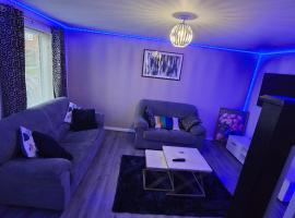 Entire 3 bedroom luxurious house, Wigan , Manchester, Hotel in Wigan