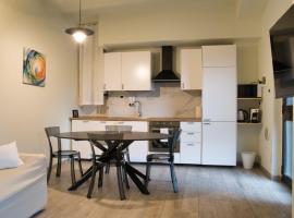 Cozy home away, hotel a Lecco