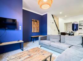 La Maison Corneille - Grande Maison 4 chambres avec terrasse - Proche Lille - Parking Gratuit - Séjours familiales et professionnels: Croix şehrinde bir otel