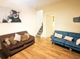 Leyland Town Centre Quiet Hub 2 bedroom 4 beds superfast WIFI free parking close to station and High Street, hotel em Leyland