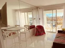 Studio 50 m du port et 200 m de la plage