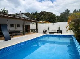 Casa com piscina privativa em meio ao verde
