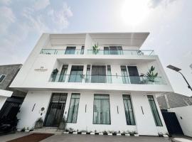 Andrian's Luxury Apartment, hotel amb piscina a Owerri