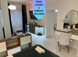 La Luna Premium Deluxe Apartment with Pool & Jacuzzi, Bikes and Covered Parking