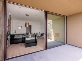 Top-Floor Sea View with Pool Access