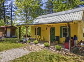 Knotty By Nature- Pet Friendly, Firepit, 150 Acres, hotel v destinácii Campton