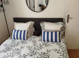 Chambre privée dans un appartement partagé, à 200m des Champs Elysees et de l'Arc de Triomphe