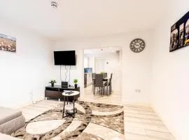 4 Bedroom 4 bathroom Habour place in Crewe by M&R Serviced Home, Perfect for Contractors & Business, FREE Off road Parking- Sleeps 8