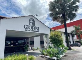 Giorni Hotel Boulevard، فندق في ريزندي