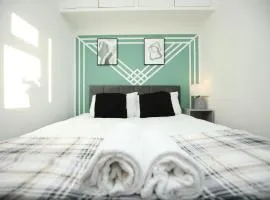 Stonehouse Place by N And N Stays, Large 5 bed House Perfect for Contractors and Corporate Stays, Long Stay Disc Available, Free Pvt Parking and fast Wifi