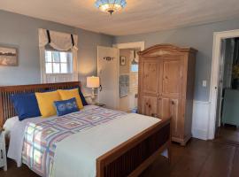 Coastal fun awaits at Castaway Cottage, hotel a Eastport