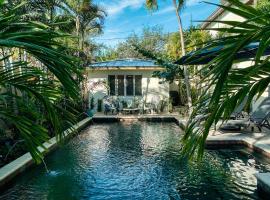 Charming Studio w Pool One Mile to Beach Pets Welcome, Hotel in Lake Worth