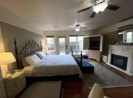 Annapolis Suite - Private HotTub, KingBd, DT