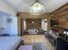 Country Suite - Private HotTub, KingBd, Downtown