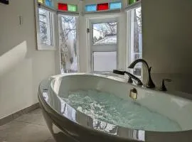 Sunrise Suite - Jacuzzi, Kitchenette, DT