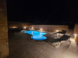 Dar il-Hena - Private Farmhouse with Pool, Gozo, Hotel in Għasri