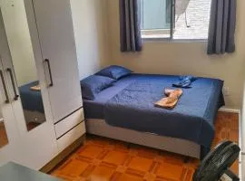 Quarto em Apartamento na Trindade