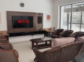 Big Terrace House for 14 Guests with Free WiFi and Netflix near Taiping Lake Garden Zoo