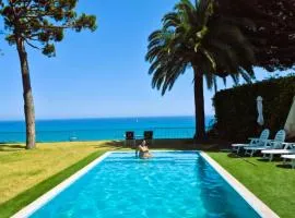 Preciosa casa al borde de un acantilado