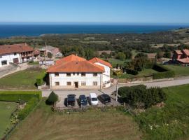 Apartmento Rural Sanvi B - Terrace and Views of the Picos de Europa, Hotel in San Vicente de la Barquera