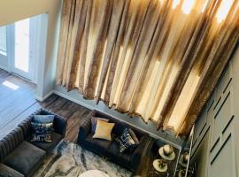 Charming Retreat Modern Luxury Family Sleeps 10, Hotel in Richmond