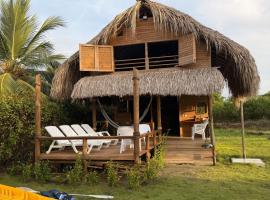 Cabaña de playa 6 personas con cocina y kiosko privado, Hotel in Moñitos