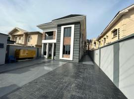 Crown Exquisite Apartment Magodo，Olowoira的有停車位的飯店