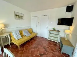 Modern, Cosy Country Cottage with Local Sauna Session