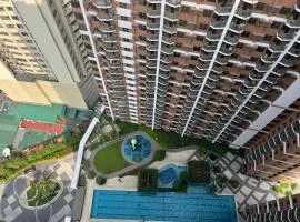 Affordable 1BR Condo In Pasay with Balcony,Pool and Manila Bay View, Free Pool Fast WiFi Near NAIA Airport , MOA, PICC, US Embassy