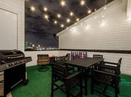 Prime Dallas Skyline Rooftop, Firepit and Private Garage