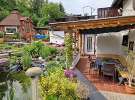 Ferienwohnung Am Öpitzer Berg, מלון בPößneck