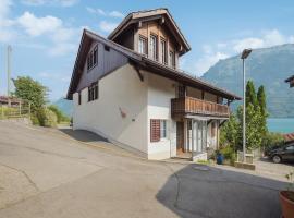Lakeview Swiss Chalet with Hot Tub near Interlaken, hotel v mestu Niederried