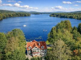Luxury Lakefront House Gothenburg with Private Jetty, Boat & Paddleboards, hotel i Hällingsjö